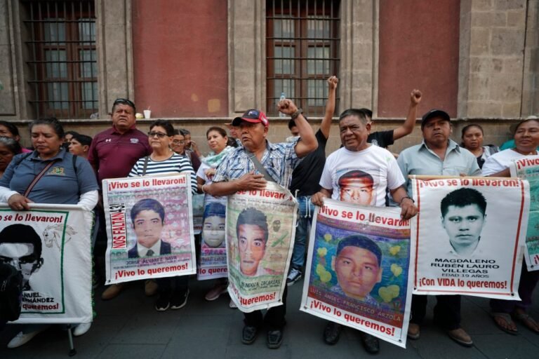 Padres de normalistas desaparecidos de Ayotzinapa sostendrán encuentro con Claudia Sheinbaum