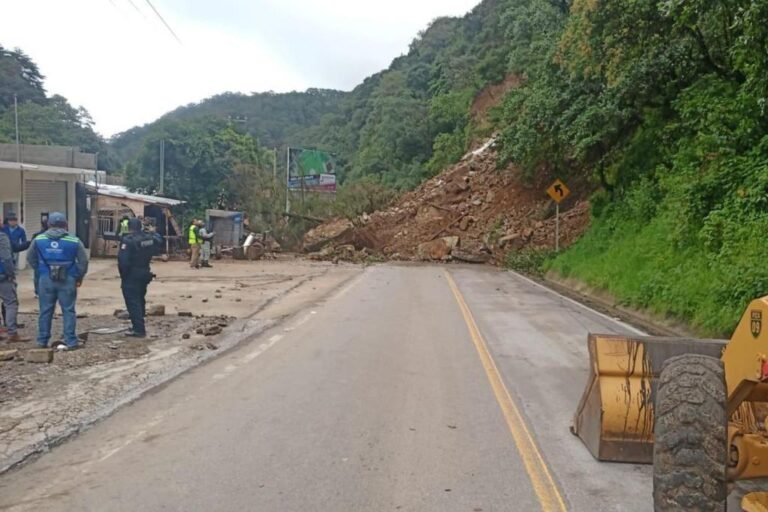 Deslave bloquea carretera federal 120 en Pinal de Amoles, Querétaro