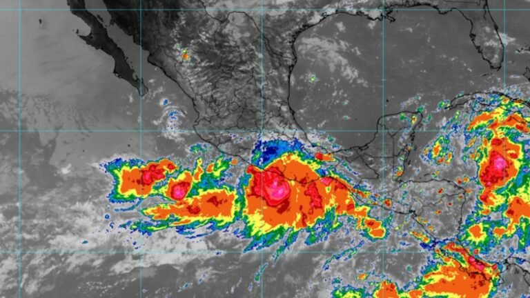 ‘John’ se fortalece a huracán categoría 2; tocará tierra entre Guerrero y Oaxaca