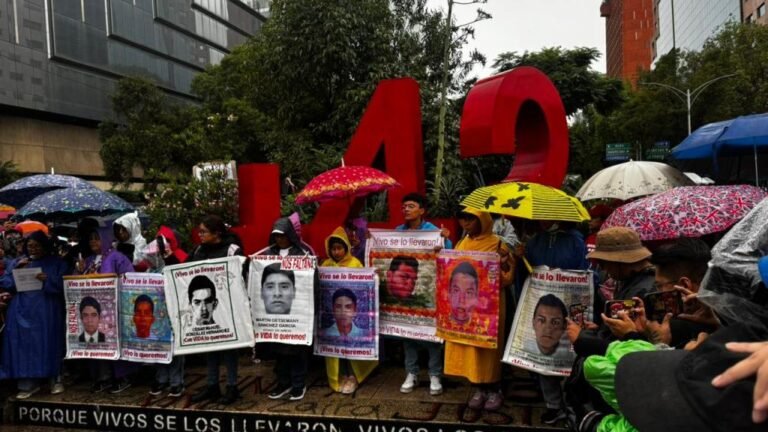 Marchan en CDMX en décimo aniversario del caso Ayotzinapa