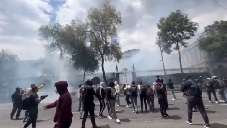 #Video Normalistas de Ayotzinapa vandalizan oficinas de la Segob