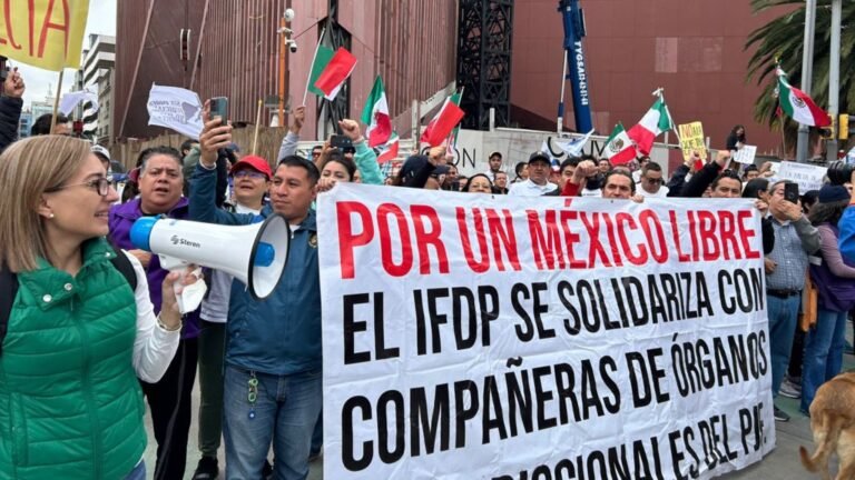 #Video Trabajadores del PJ y estudiantes protestan en el Senado contra la reforma al Poder Judicial