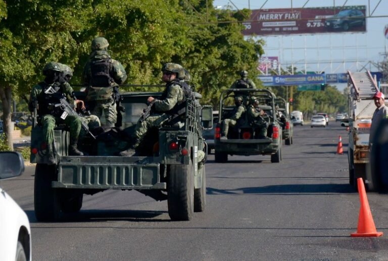 Confirman 14 detenidos y aseguramiento de arsenal tras operativo en Sinaloa