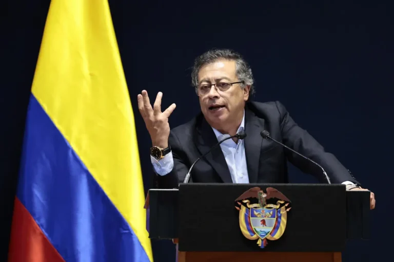 Gustavo Petro afirma que Claudia Sheinbaum colaboró con guerrilla colombiana del M-19