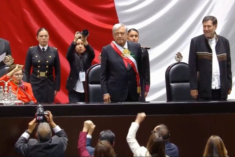 López Obrador es recibido entre porras y abrazos en San Lázaro