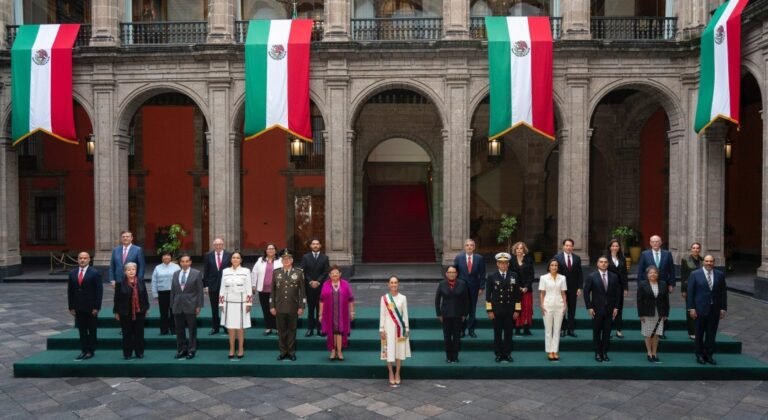 Sheinbaum ratifica a su gabinete; esta es la foto oficial