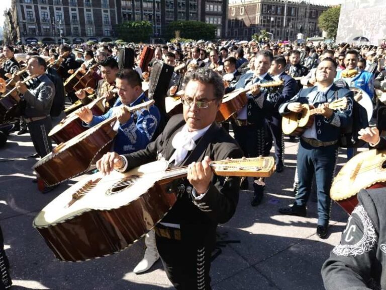 Mariachis rompen récord en CDMX; tocaron más de mil al unísono