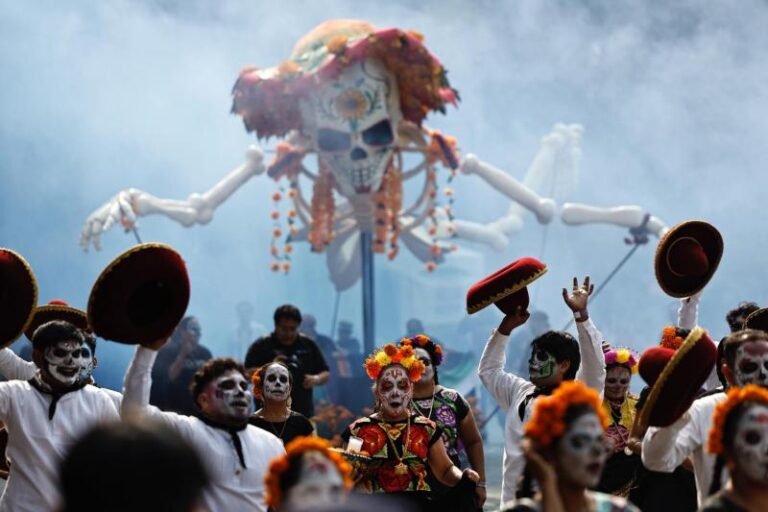 Más de un millón de personas asisten al Gran Desfile del Día de Muertos 2024 en CDMX