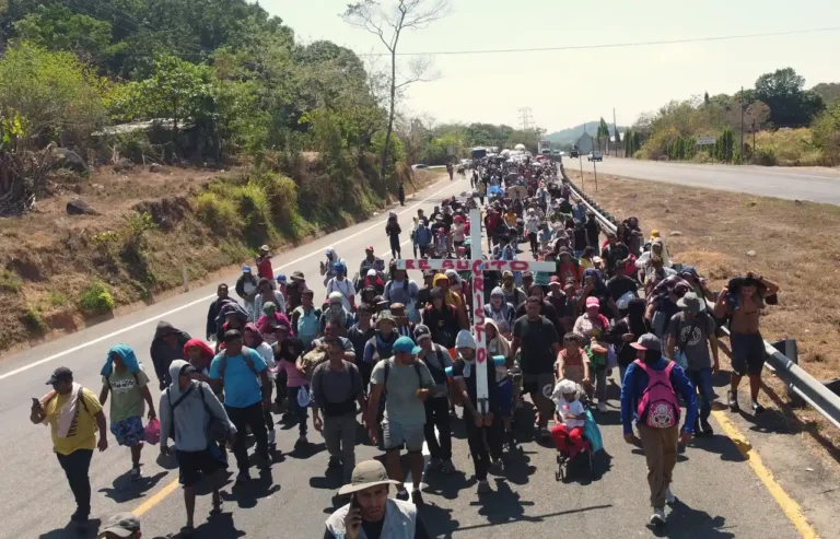 Trump sella alianza con Texas para deportaciones masivas de migrantes