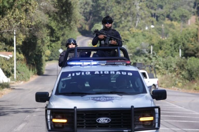 Abandonan cadáveres de tres hombres en carretera de Michoacán