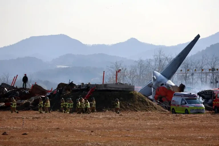 Al menos 85 personas mueren tras estrellarse avión en Corea del Sur