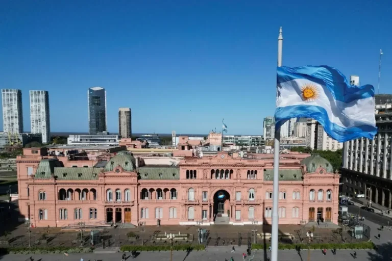 Argentina facilita facturar en moneda extranjera en camino a la competencia de monedas