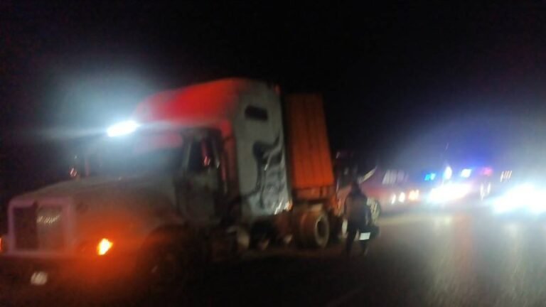 Autobús choca contra tráiler en libramiento de Perote, Veracruz; hay ocho muertos