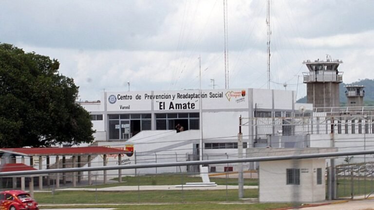 Ingresan a penal El Amate a 4 mandos y 42 policías municipales de Chiapas