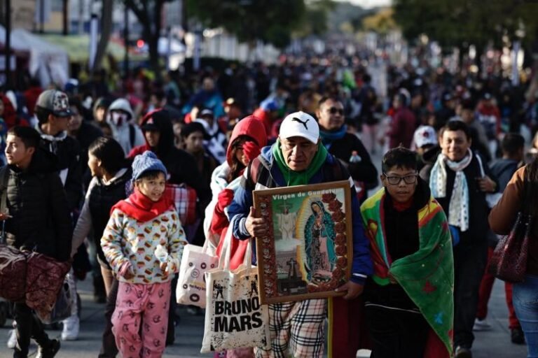 La Virgen de Guadalupe, entre fervor y sueños migrantes, impulsa ingresos récord en México