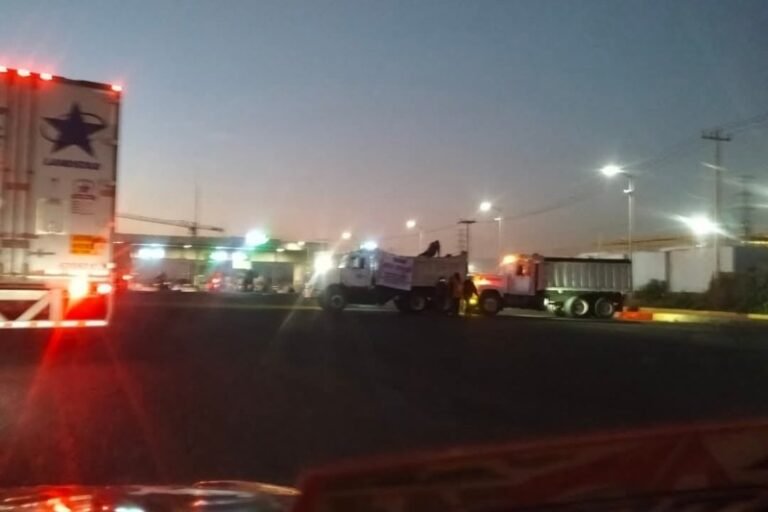 Transportistas bloquean autopistas México-Querétaro y México-Pachuca