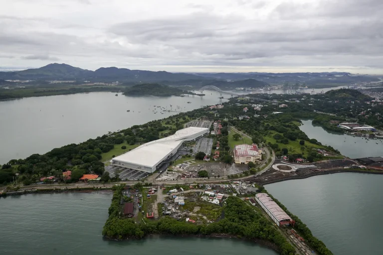 Trump amenaza con retomar el control del Canal de Panamá; el istmo revira