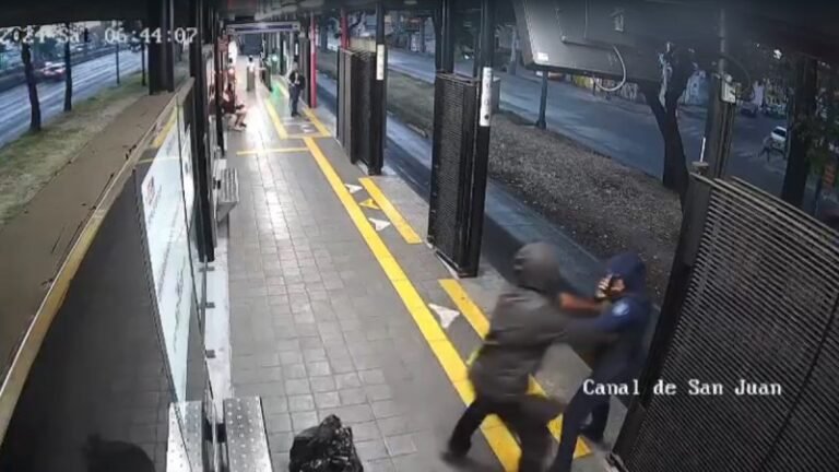 #Video Hombre arroja a mujer policía al paso del Metrobús; ya fue detenido