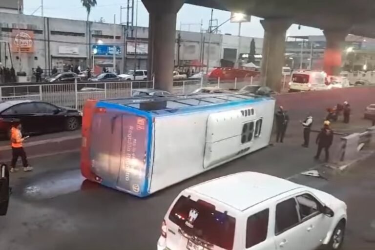 Volcadura de camión deja 9 lesionados en Guadalupe, Nuevo León