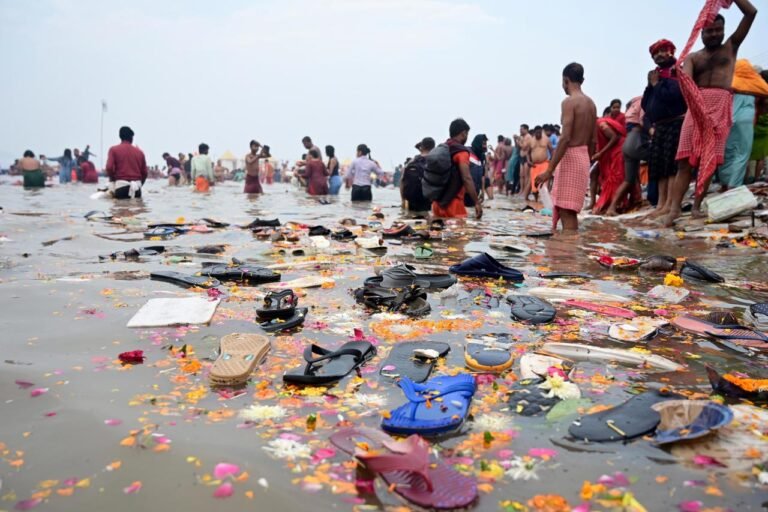 Al menos 40 personas mueren en una estampida en el festival Maha Kumbh de India