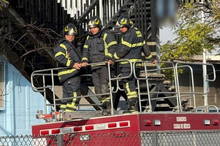 Aparece un hombre colgado en puente peatonal de Circuito Interior