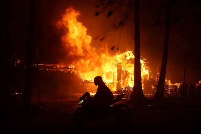 Bomberos mexicanos se suman a la lucha contra los incendios en Los Ángeles