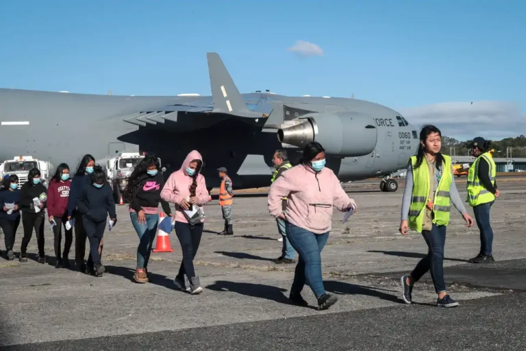 EU deporta a inmigrantes en aviones militares