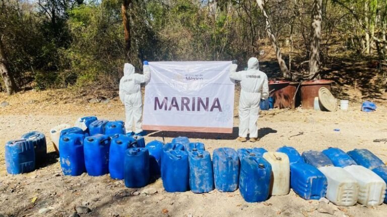 Marina destruye laboratorio clandestino de drogas en Culiacán