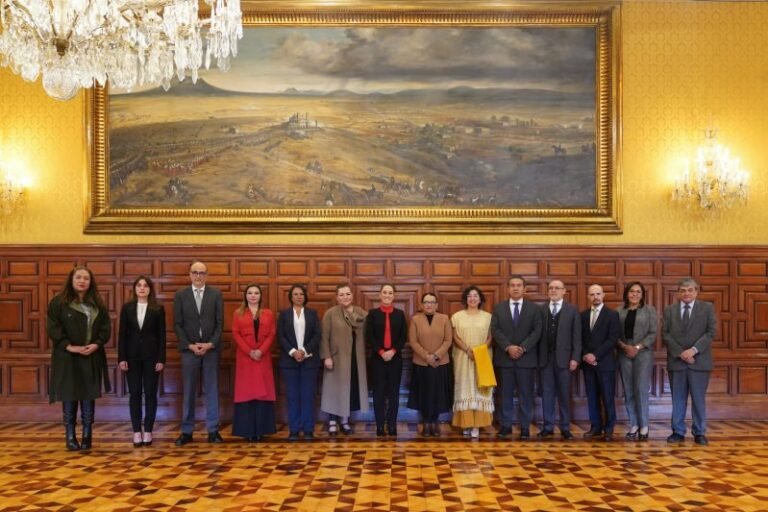 Sheinbaum se reúne con los consejeros del INE en Palacio Nacional