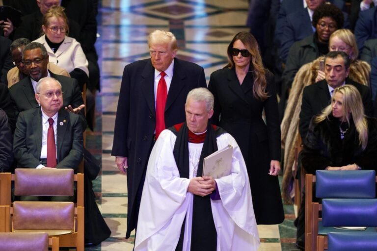 Trump comienza su primer día en el poder con una misa en la catedral de Washington