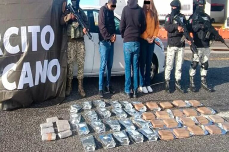 Detienen a tres por transportar 50 kilos de fentanilo y heroína en Baja California