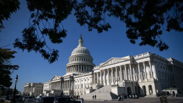 Senado de EU evita cierre del gobierno de Trump