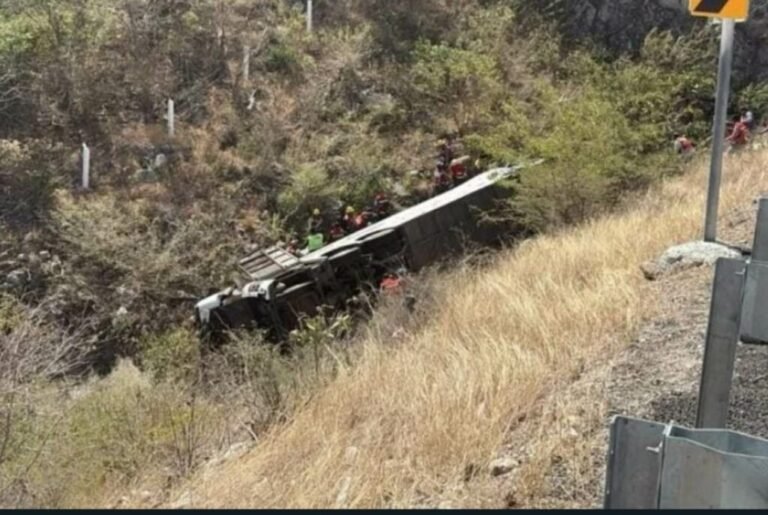 Sheinbaum lamenta accidente carretero que dejó 18 muertos en Oaxaca