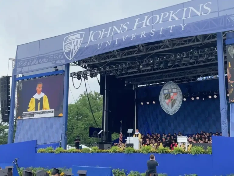 Universidad Johns Hopkins planea más de 2,000 despidos tras recorte de fondos