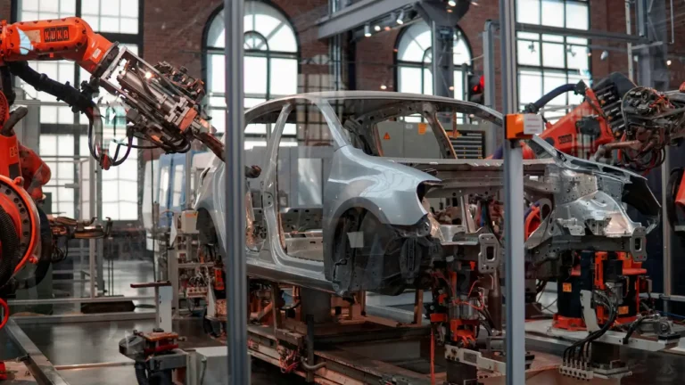 Producción manufacturera de EU se ralentiza en marzo; aranceles nublan panorama de fábricas