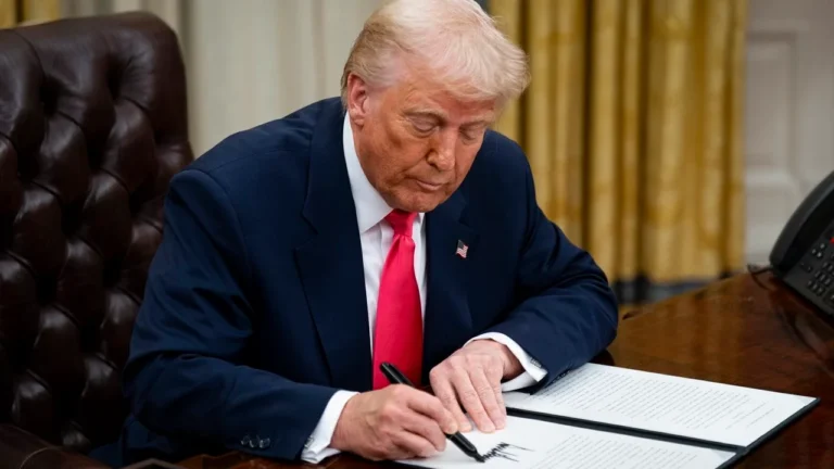Trump firma medida para frenar beneficios de seguridad social a indocumentados