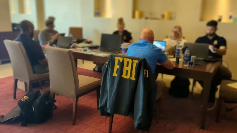 FBI arresta a 205 ‘depredadores sexuales de niños’ en redes sociales de EU